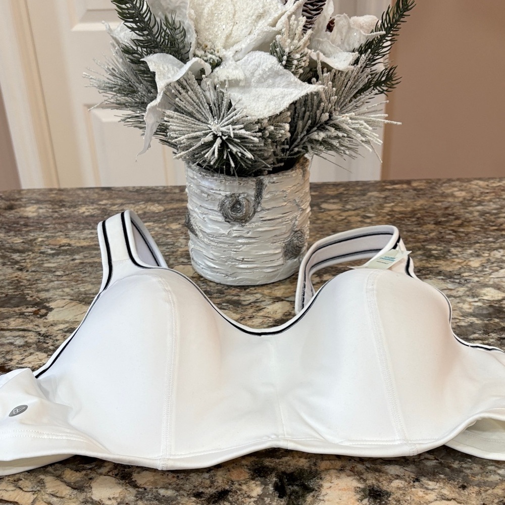 NWT Livi Active White Molded Underwire Sports Bra